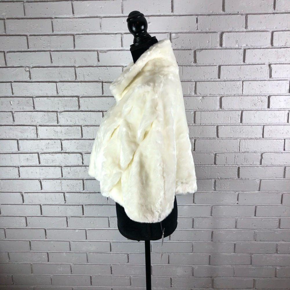 Tahari ASL Women’s White Faux Fur Cape Size L - Picture 4 of 8